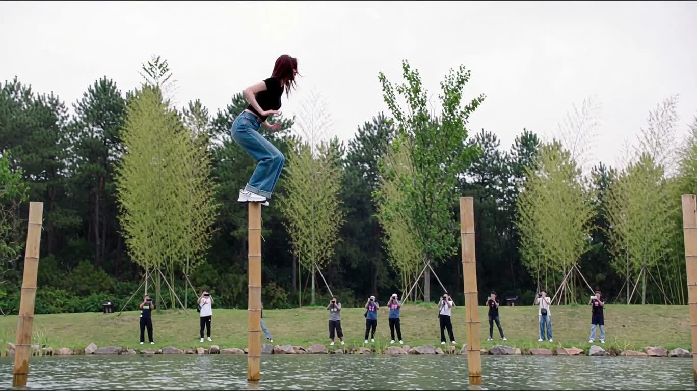 竹竿飞跃,湖畔自拍 — AI video creation