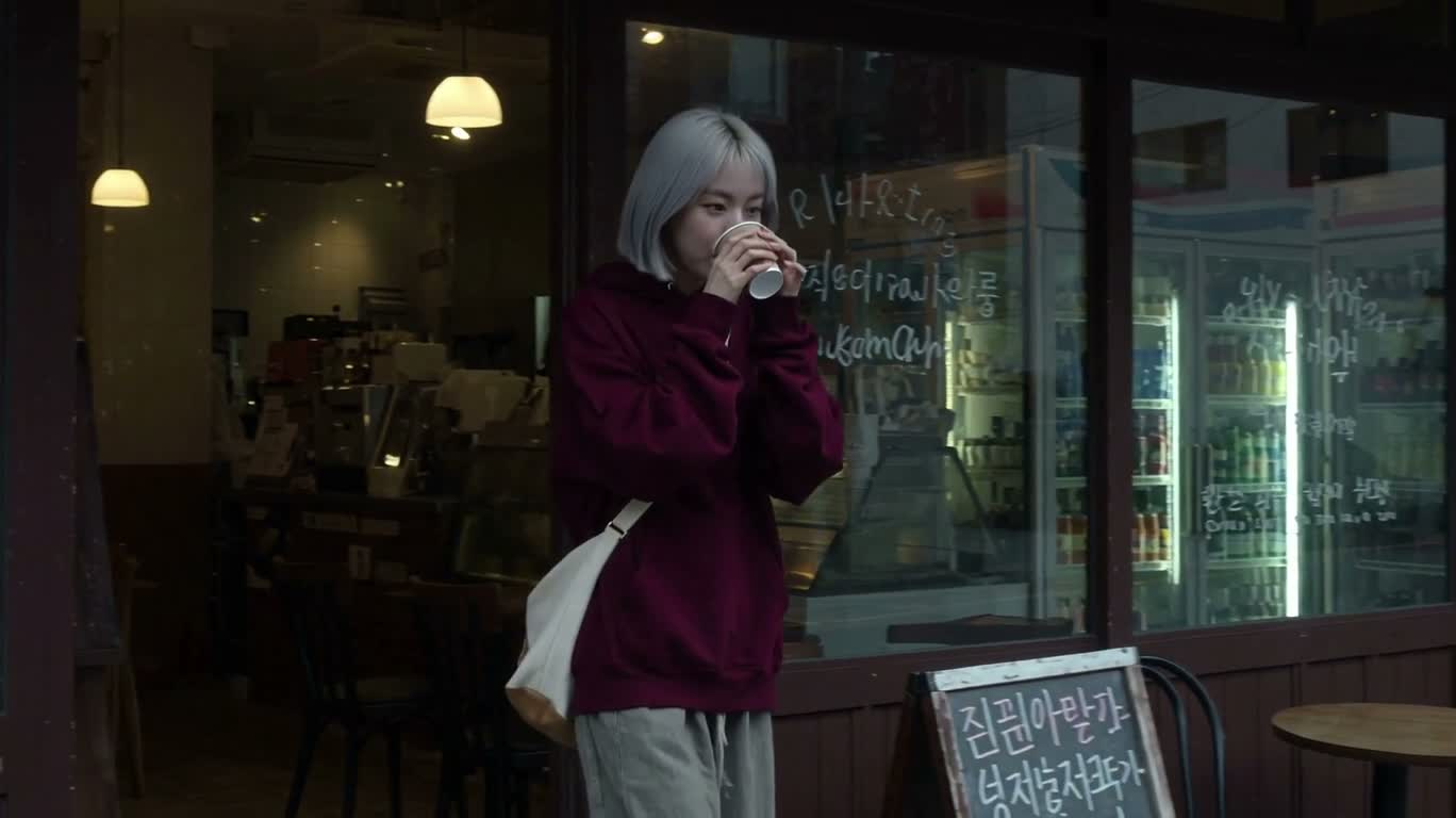 冷たい朝のコーヒータイム — AI video creation