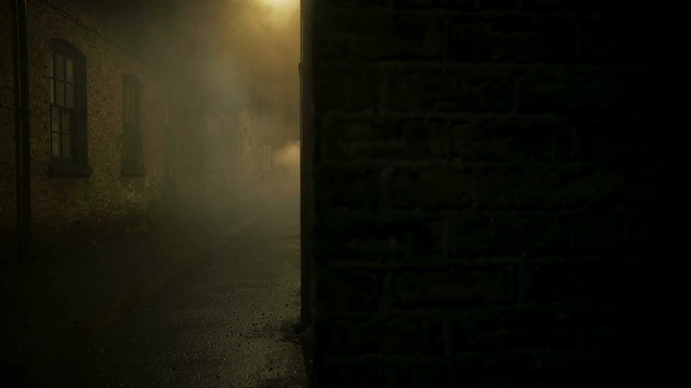 Photo d'un film de suspense dans une ruelle brumeuse