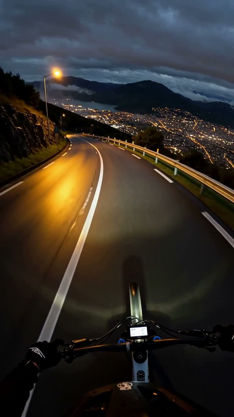 雨の夜の山間の町を自転車で下る
