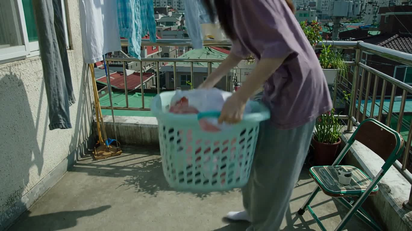 阳台晾衣的夏日午后 — AI video creation