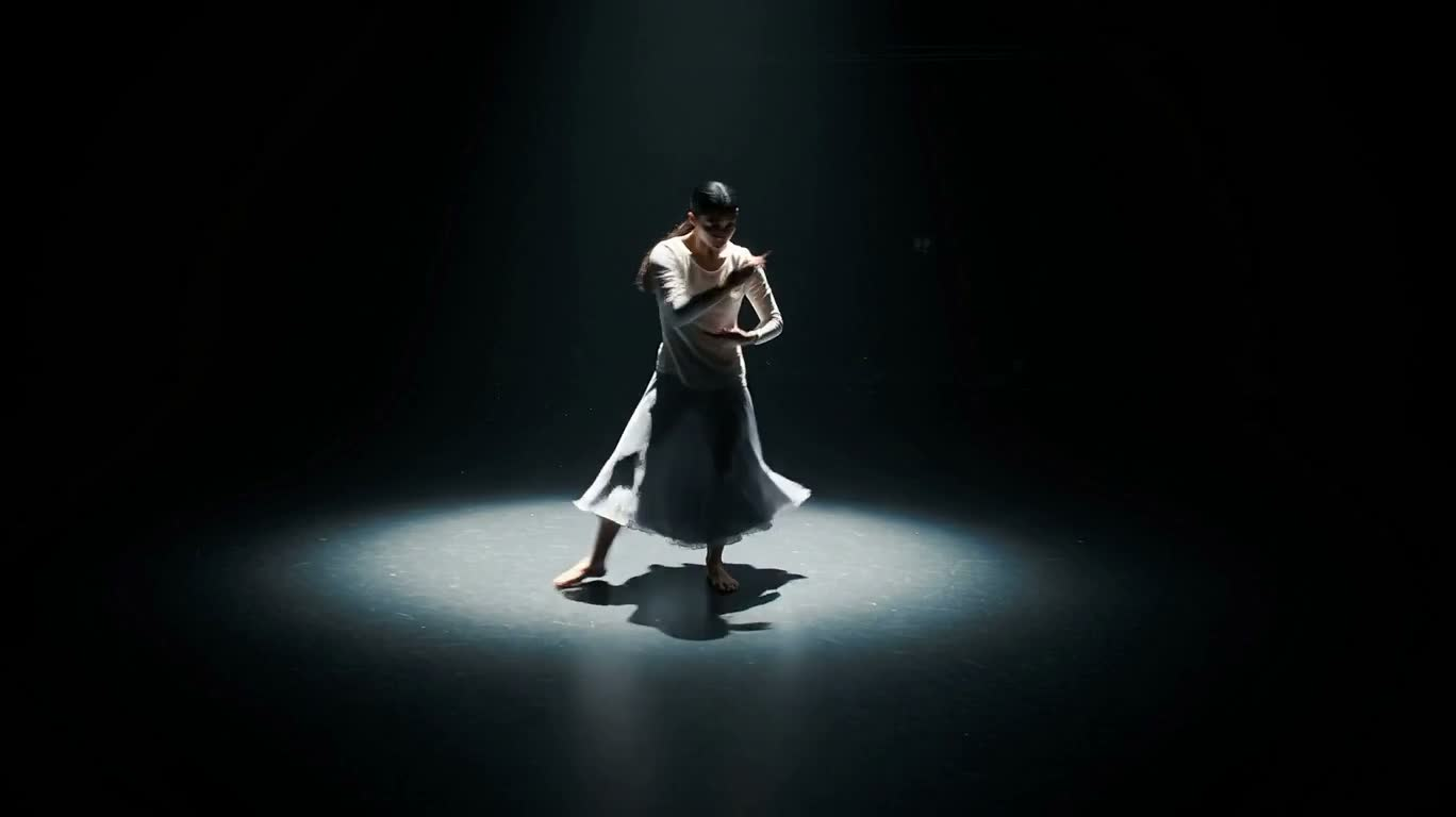 黑场聚光下的独舞 — AI video creation