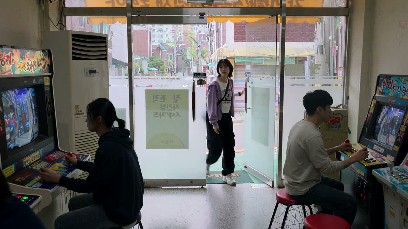 街角街机厅的迷你DV午后 — AI video creation