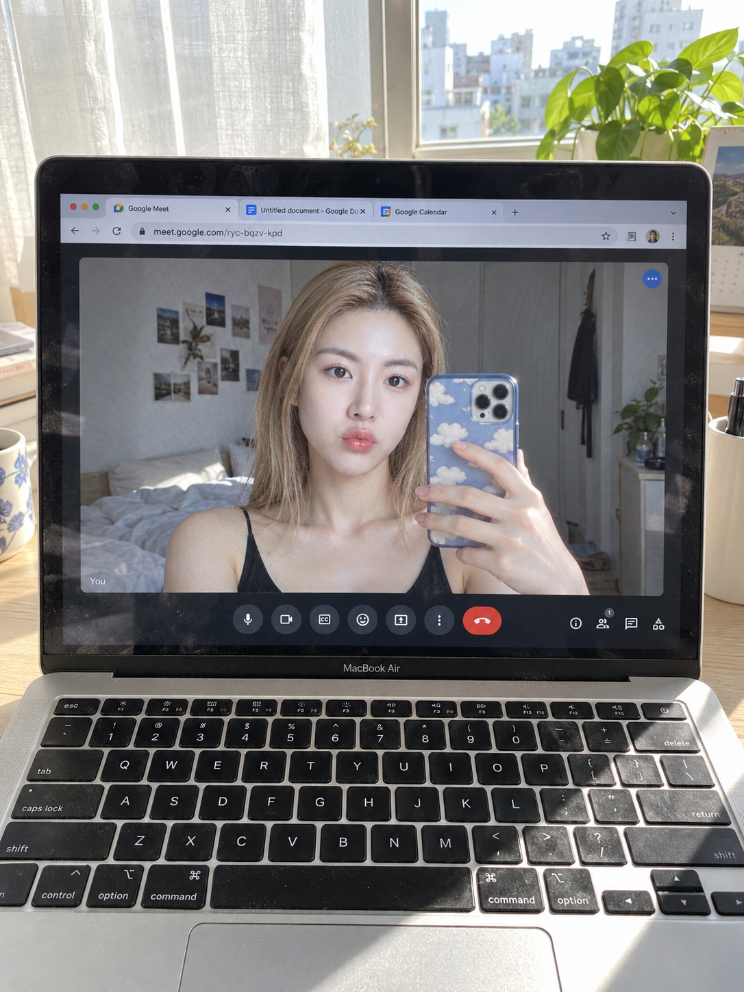 Cuộc gọi video siêu thực trên MacBook nơi bàn làm việc ngập nắng