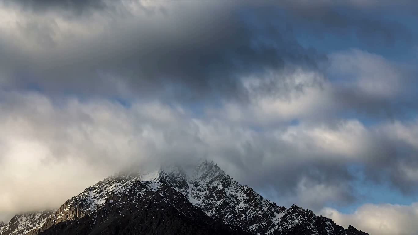 云涌雪峰