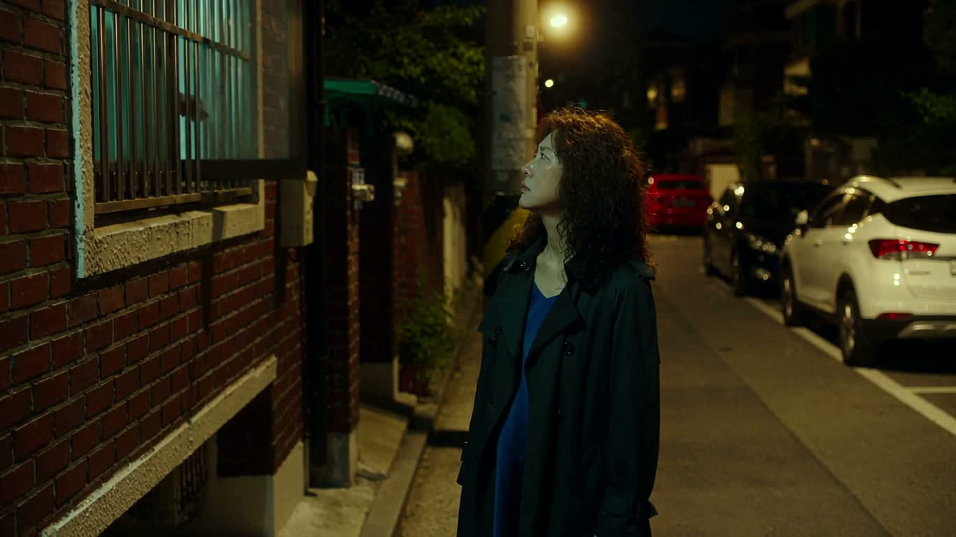 Regard désespéré dans la rue nocturne — AI video creation