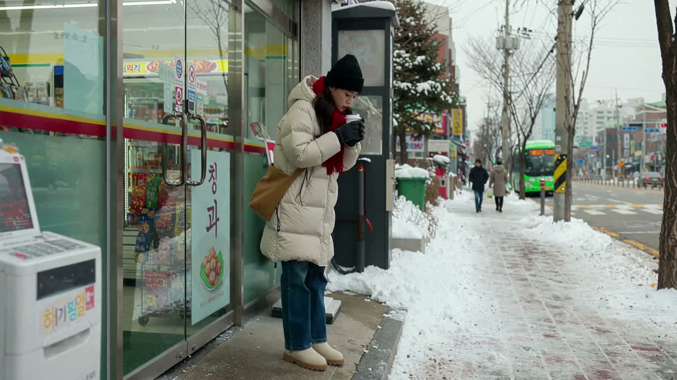 雪落帽檐后的无奈微笑