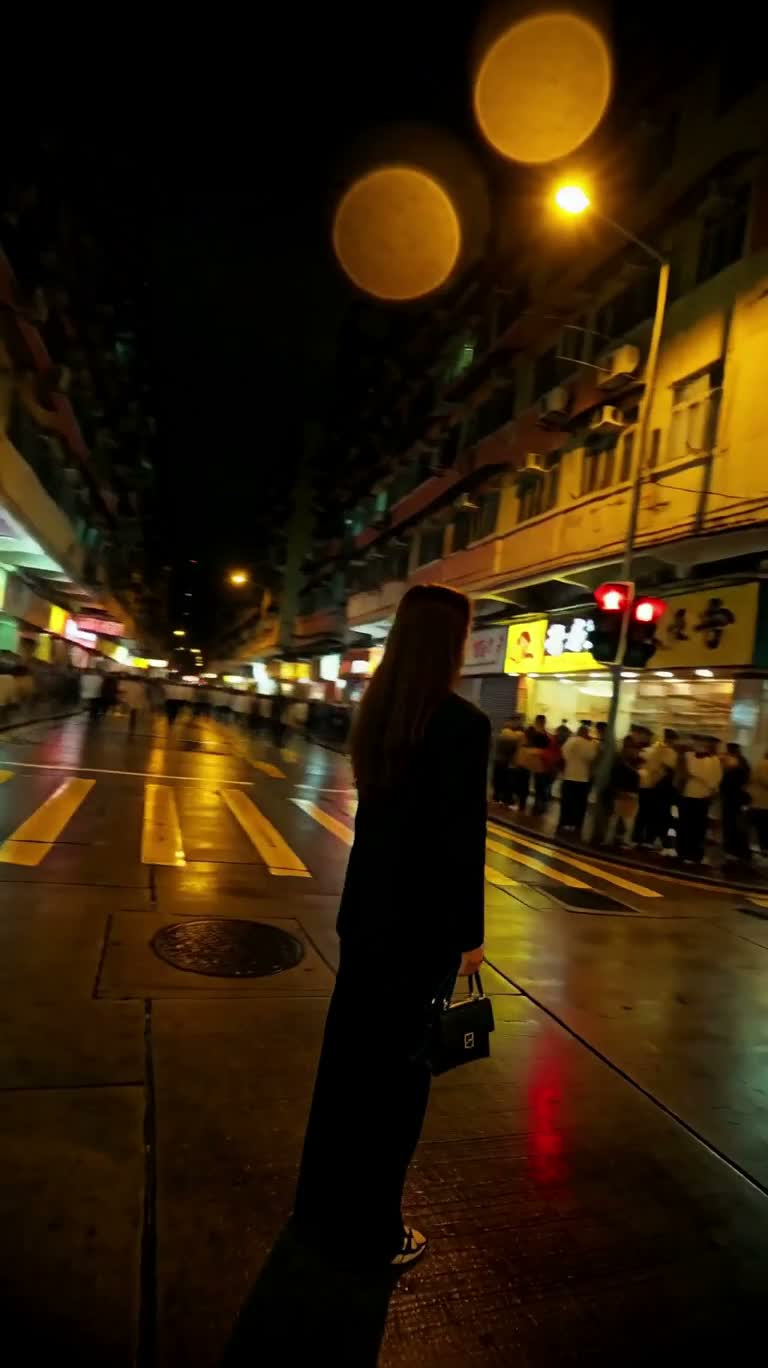 霓虹雨夜的错身之城 — AI video creation
