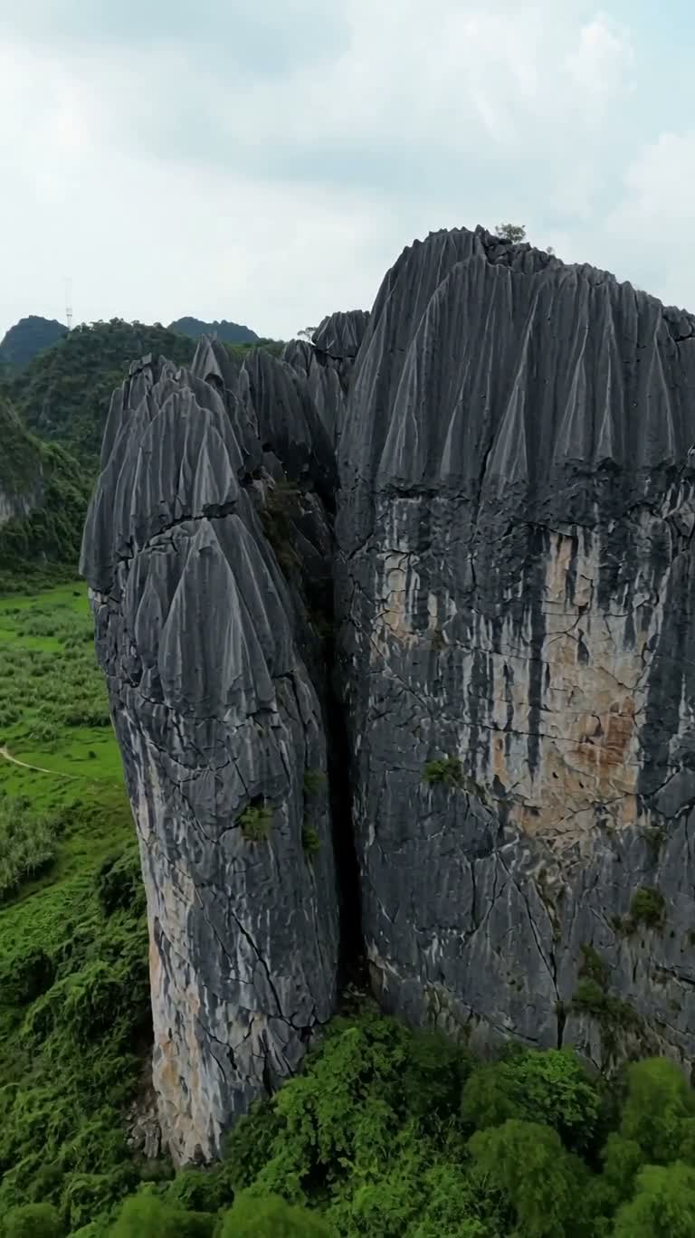 喀斯特山谷的暖日光