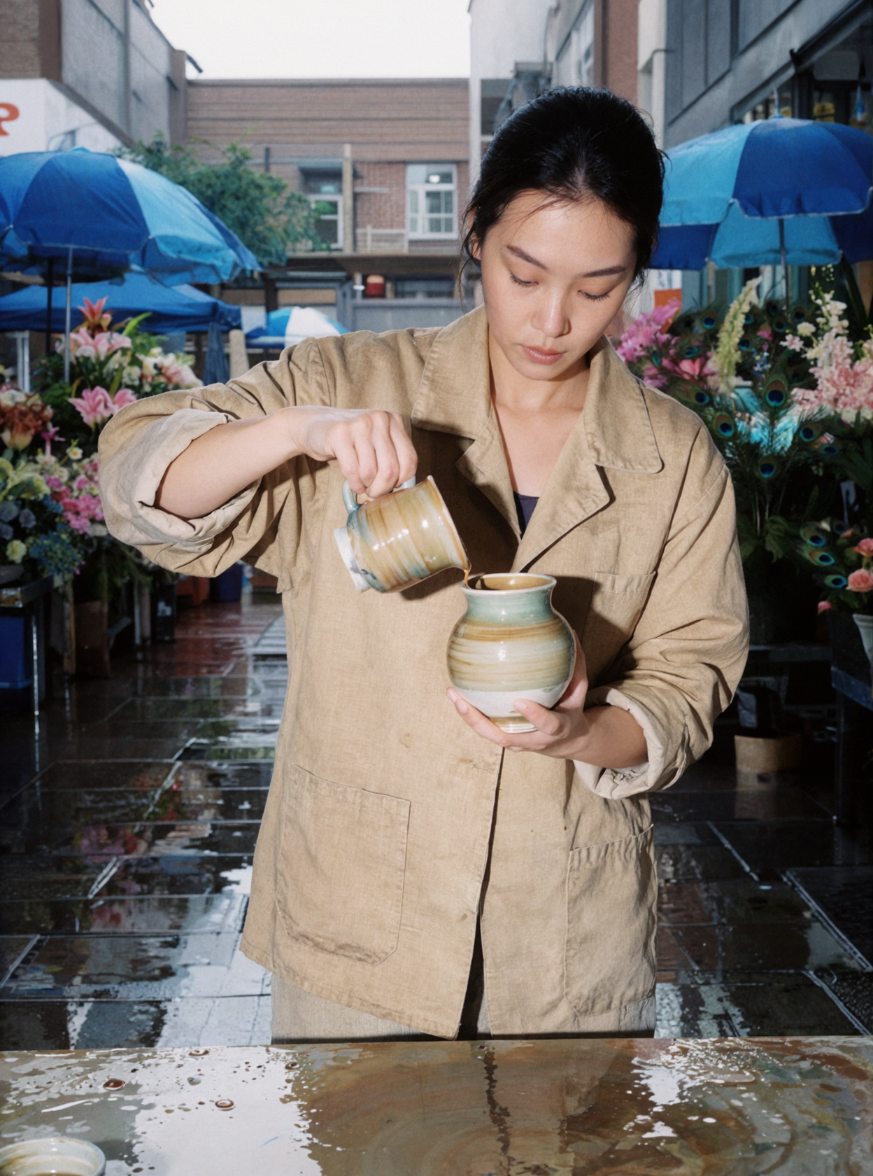 Céramiste est-asiatique adulte · Coulée d'émail · Éclat rétro