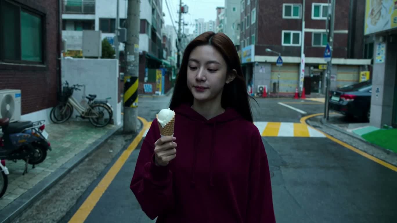 雨上がりの街角のアイスクリームの小さなハプニング — AI video creation