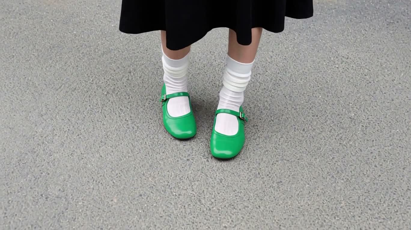 绿色玛丽珍鞋与白色堆褶袜的步态特写
