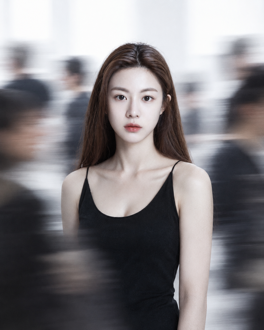 极简黑衣女子定格喧嚣人潮中 — AI image creation