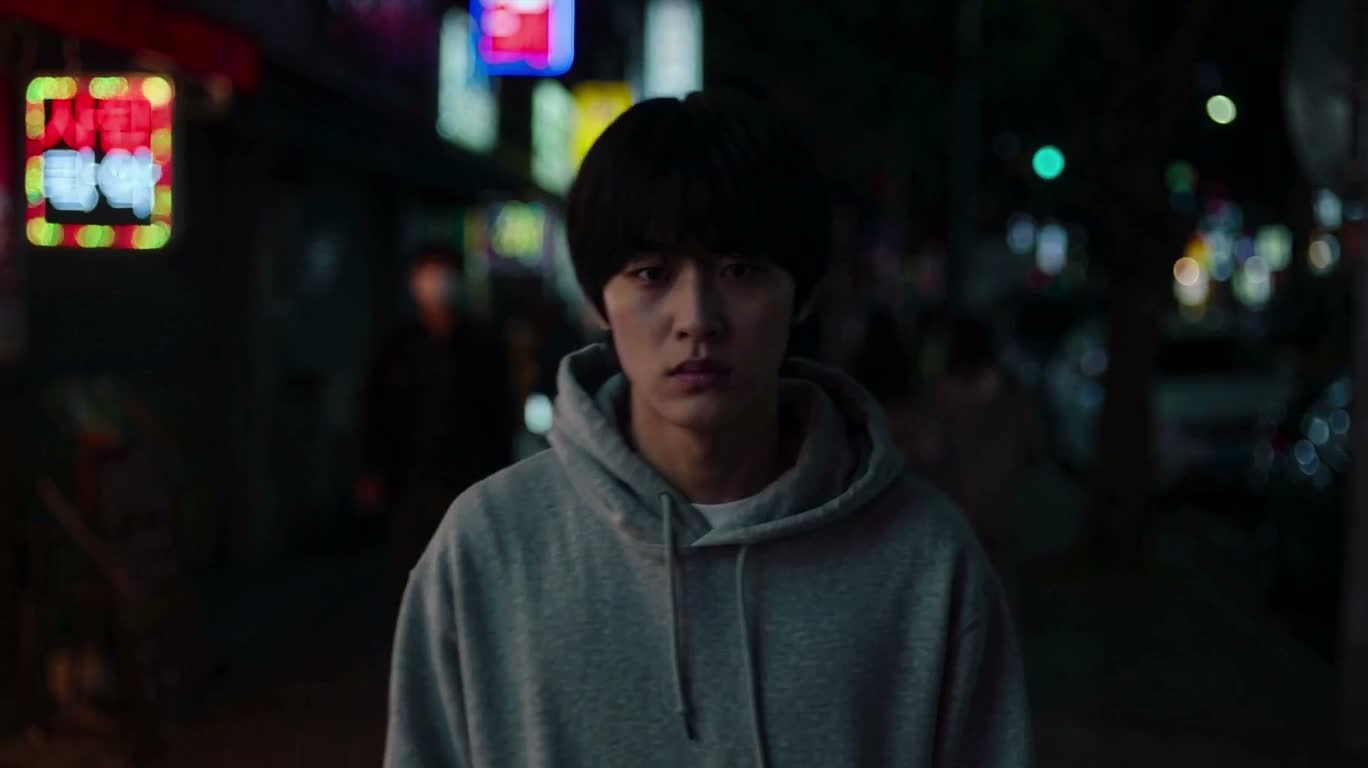 네온 아래의 회복력과 희망