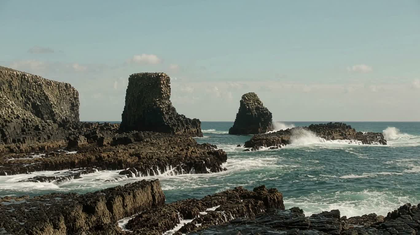 海蚀岩岸的浪涌