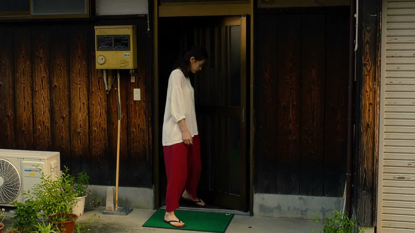 黄昏街巷与猫的温柔相遇 — AI video creation