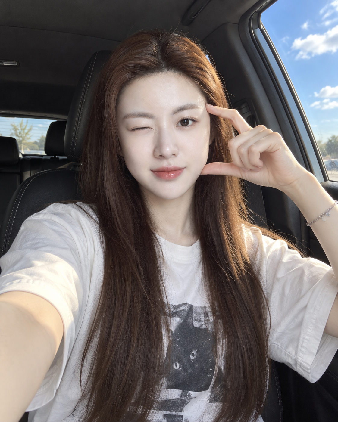 大人女性の車内自然光お茶目自撮りテンプレート