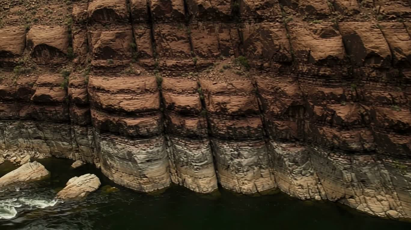 峡谷中的银色河流