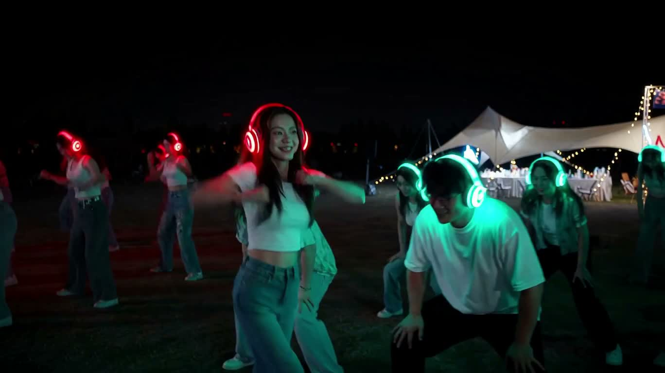 霓虹耳机节拍错位派对 — AI video creation