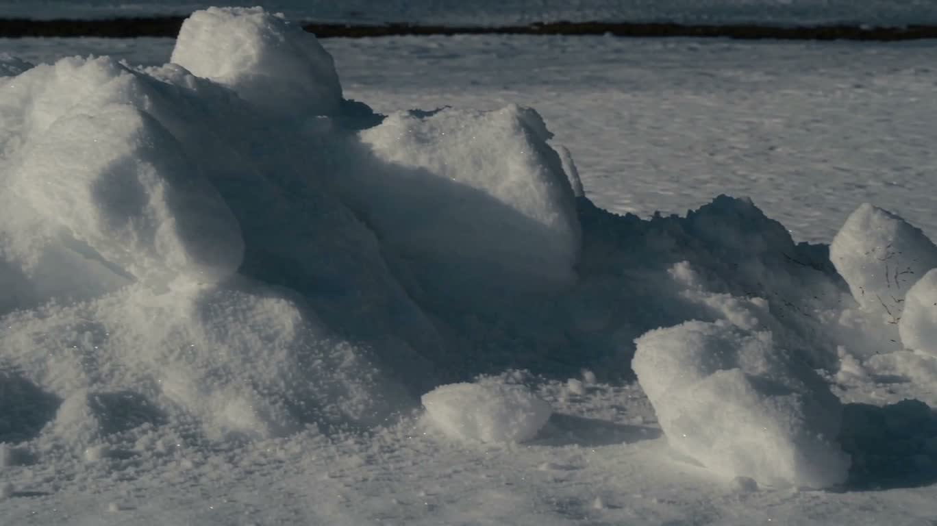 雪堆的静谧质感 — AI video creation