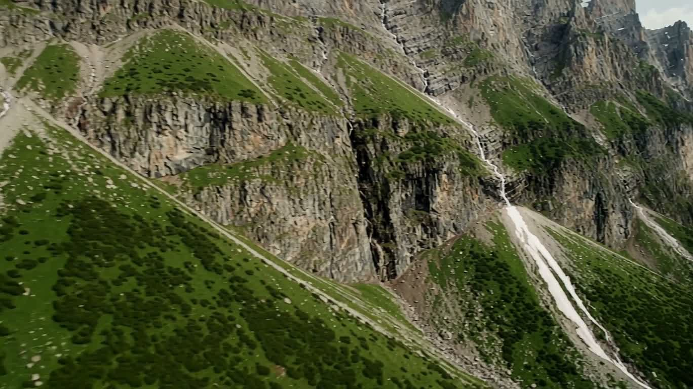 雪峰环抱的隐秘山谷