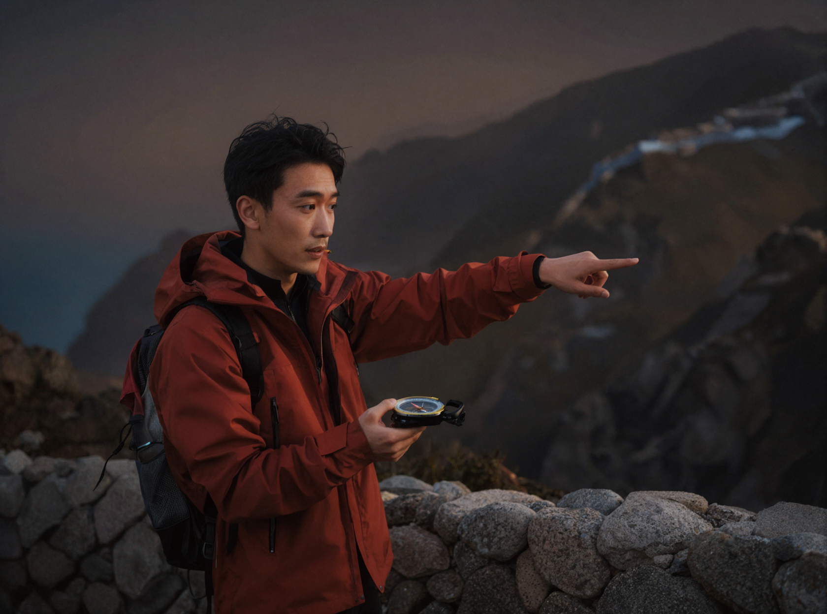 成年东亚男性山地向导 · 山脊指路 · 电影剧照