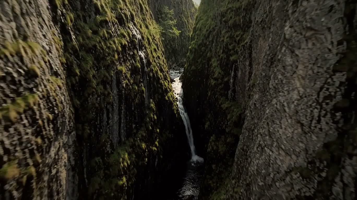 峡谷尽头的开阔山谷