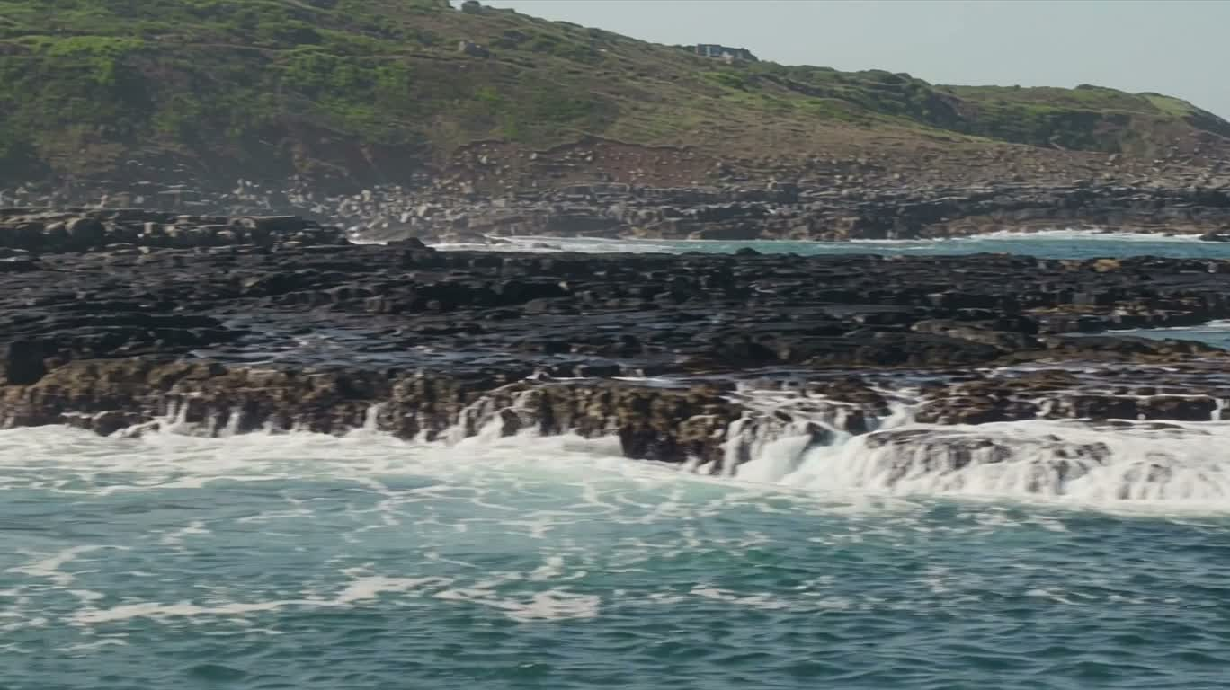 海岸浪击礁石