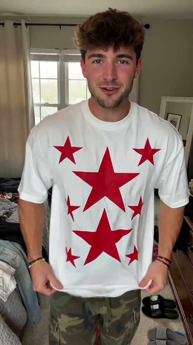 Tenue étoile rouge devant le miroir de la chambre