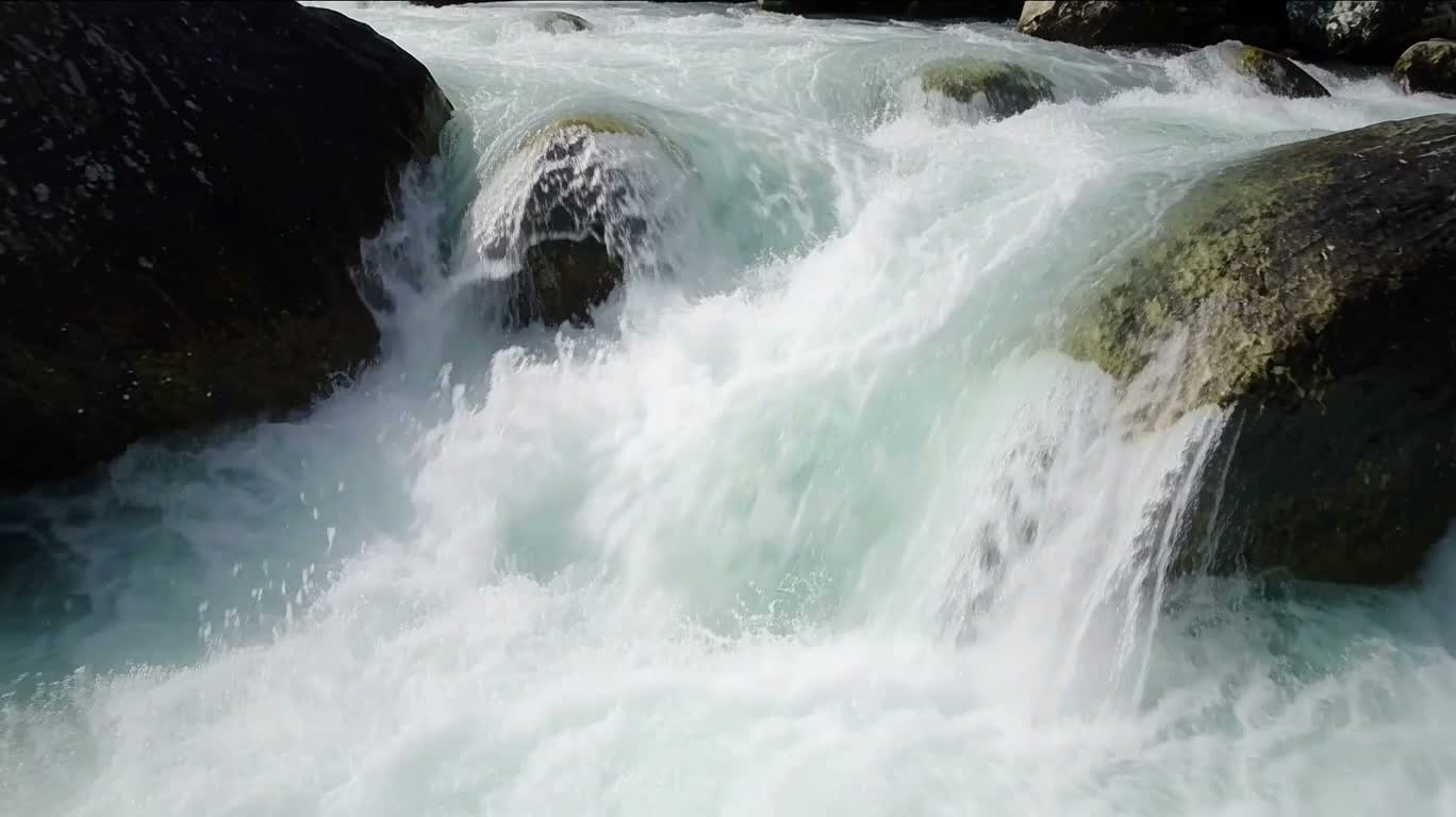 阿尔卑斯山谷急流