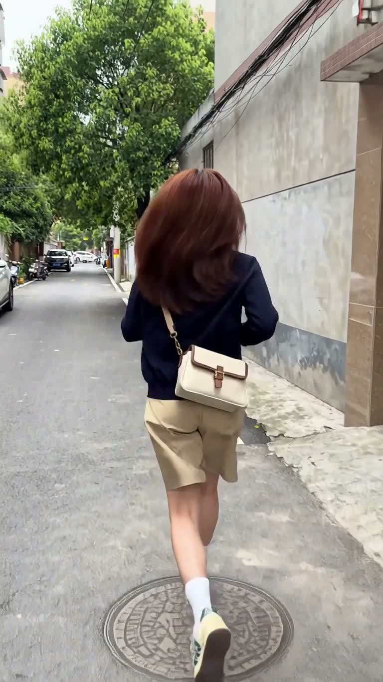 街巷奔跑与水龙头小憩 — AI video creation