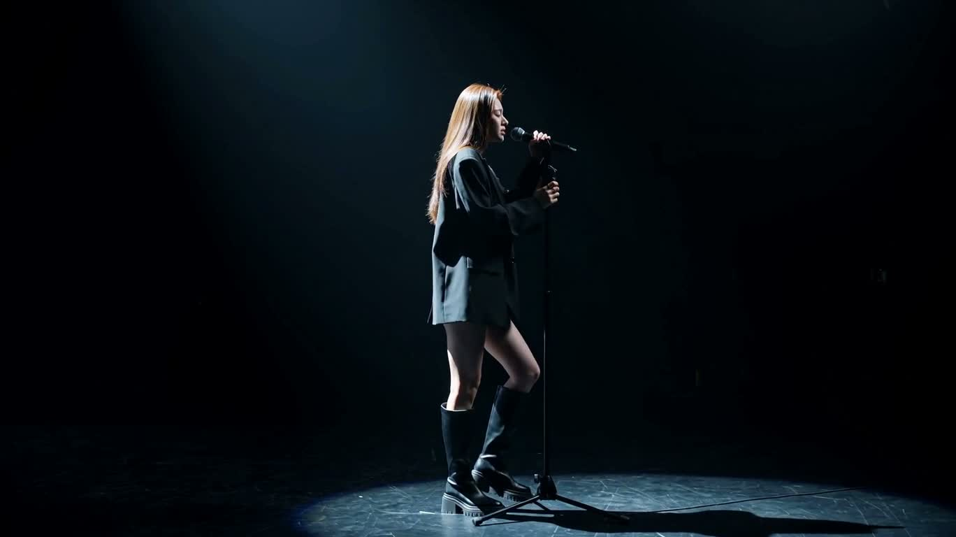 蓝琥珀灯光下的演唱者 — AI video creation