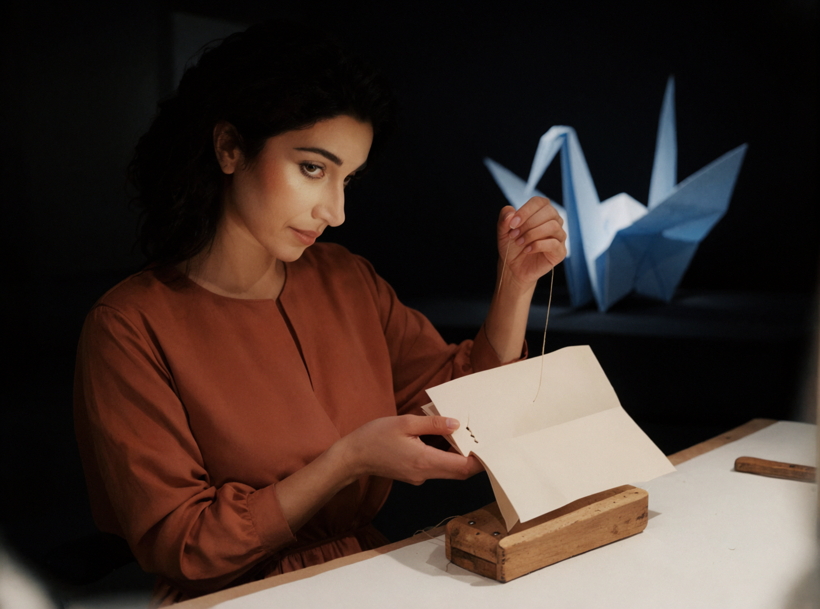 成人中東女性の書籍修復師・製本と糸綴じ・控えめなレンブラント — AI image creation