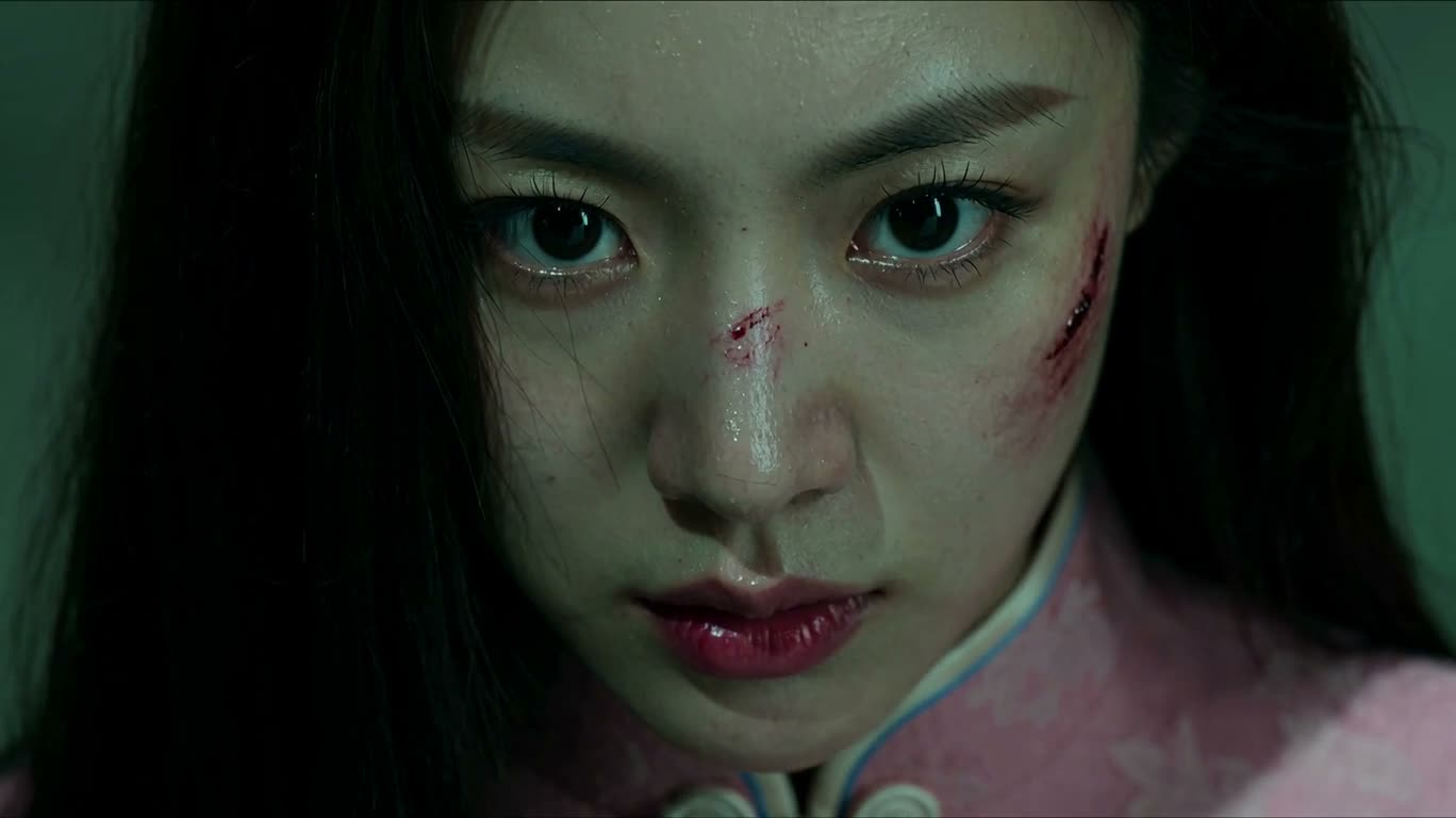 废仓库粉裙女战胜袭击者 — AI video creation