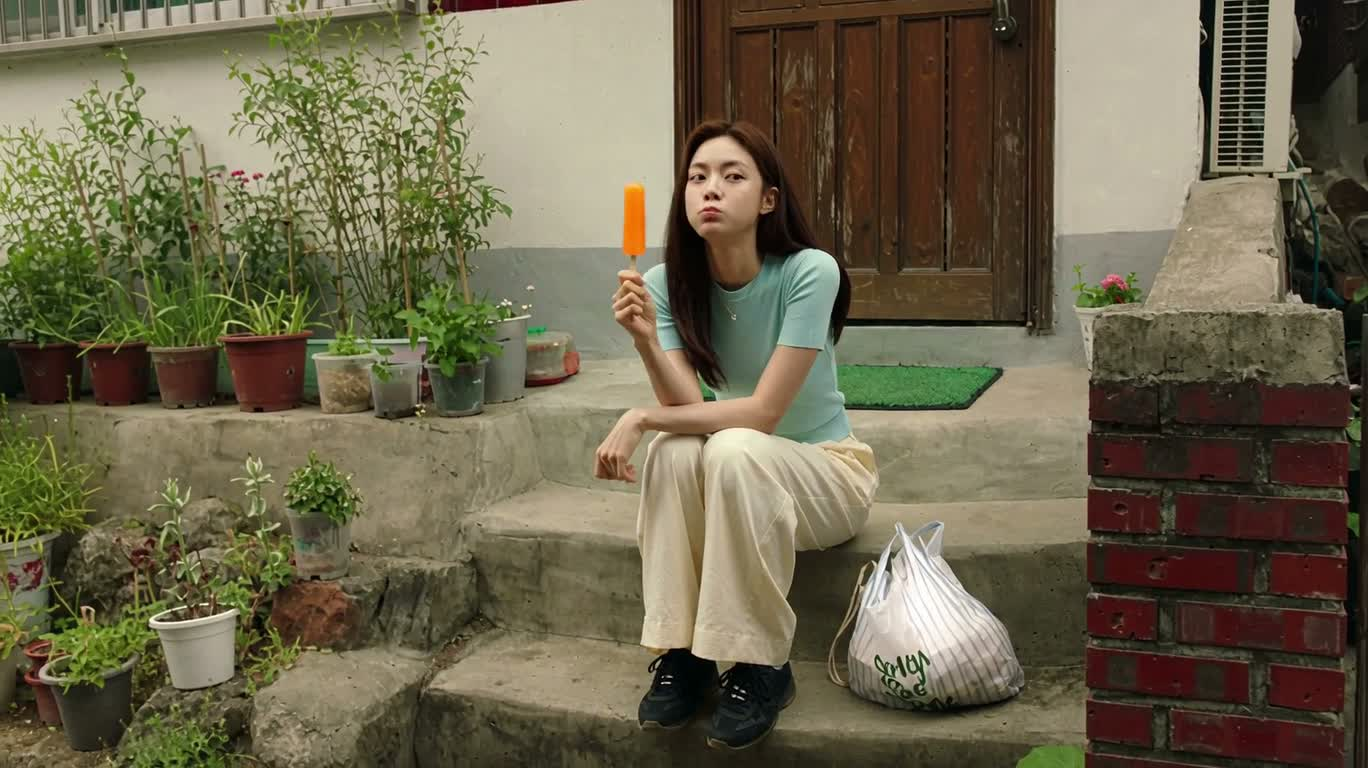 夏日巷口的悠闲时光 — AI video creation