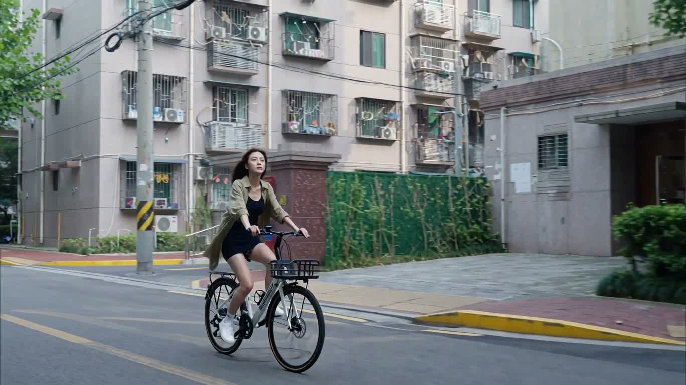 城市街巷骑行漫游 — AI video creation