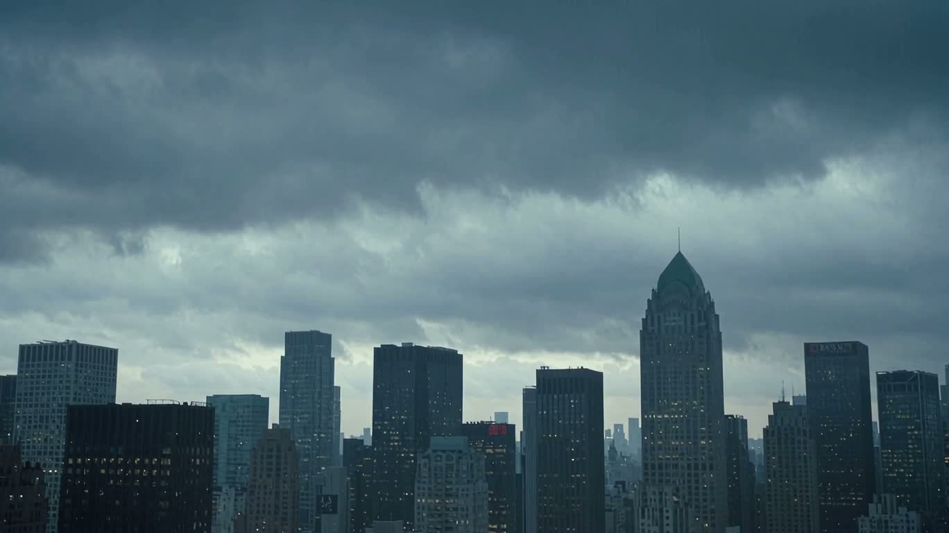 灰云雨幕中的城市街景