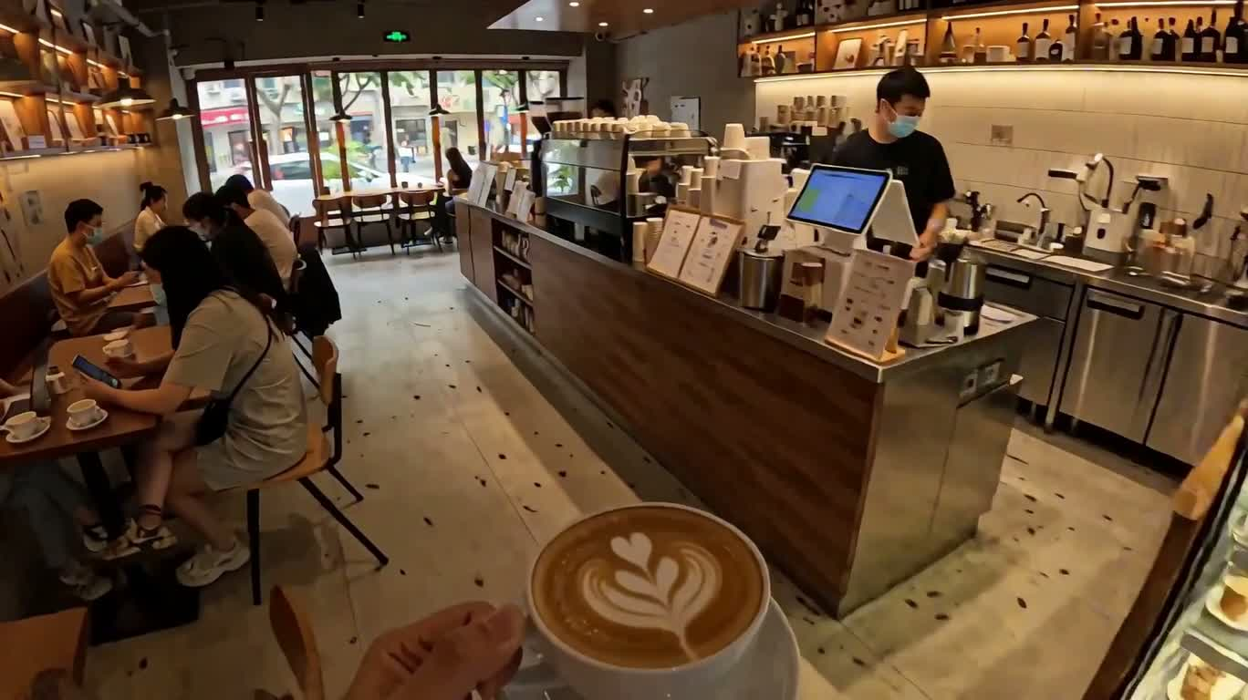 咖啡店拼桌的自然相遇