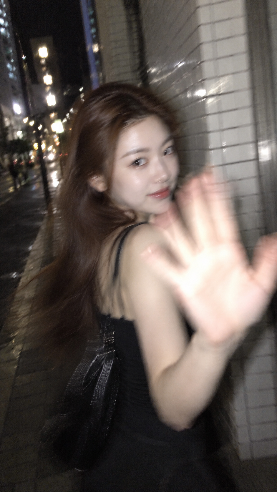 Người phụ nữ trưởng thành nhòe chuyển động dưới đèn flash đêm Tokyo