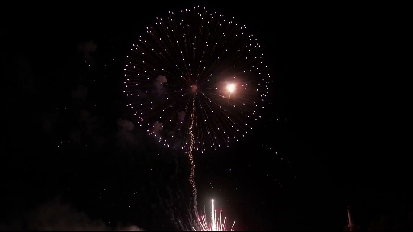 夜空烟花慢镜头
