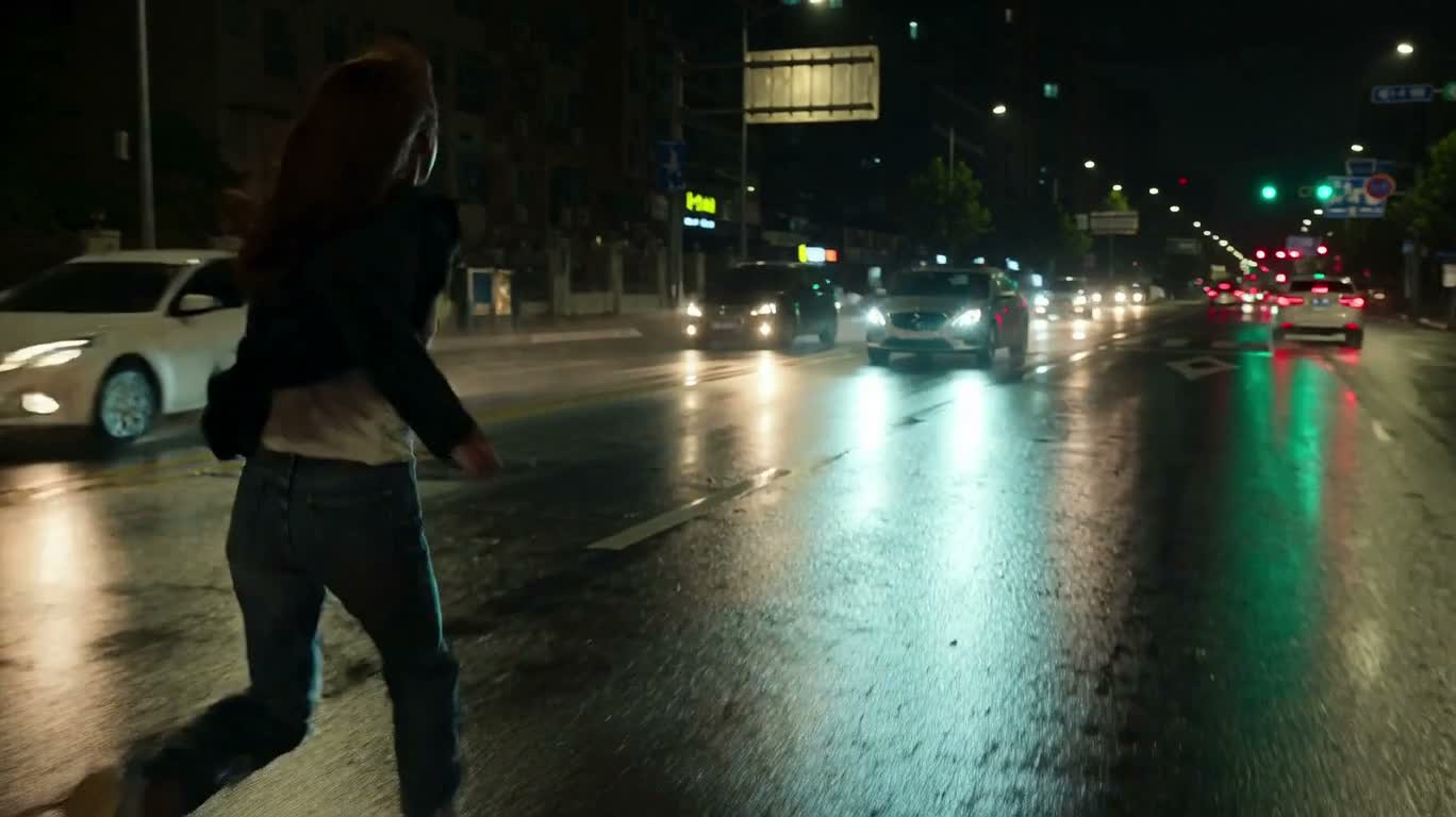 雨夜街头的凝固时刻