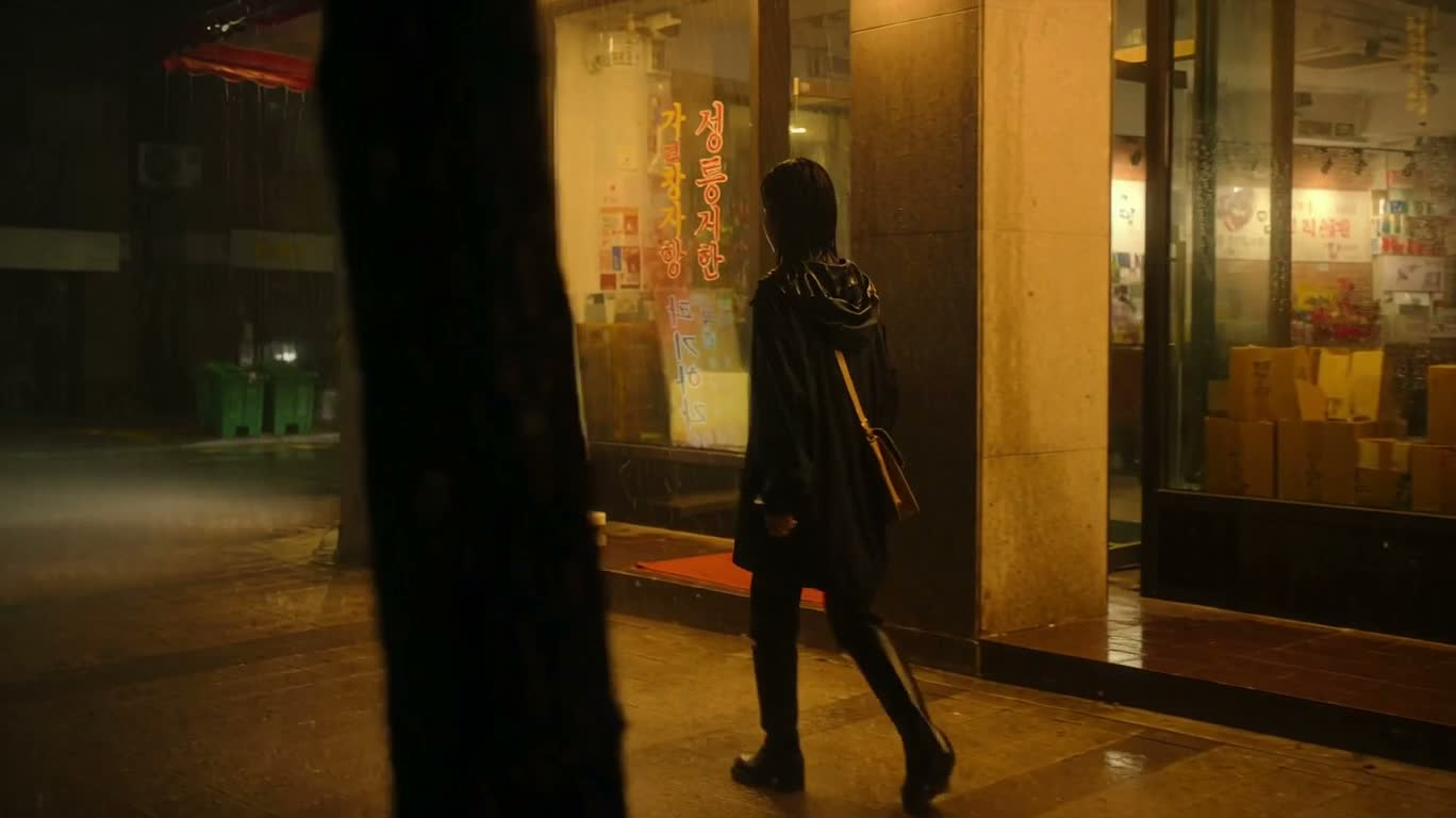 雨夜街头的追逐与对峙