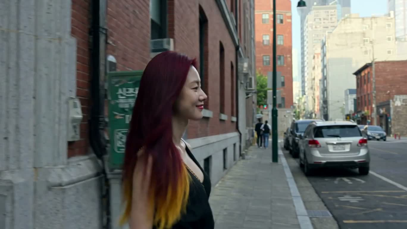 红黄长发女子赠花 — AI video creation