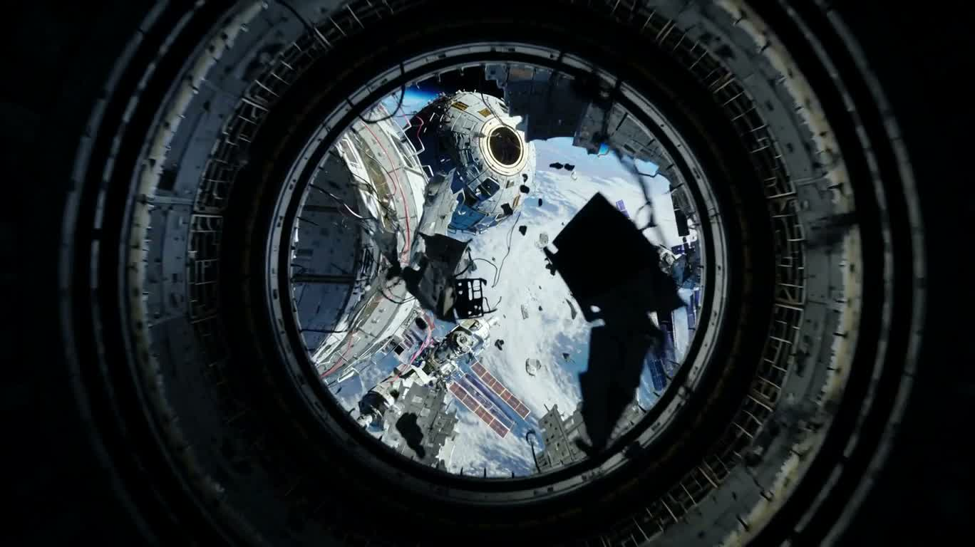轨道废墟中的零重力决斗 — AI video creation