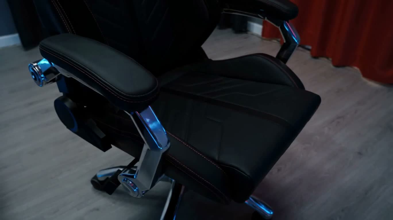 Ghế gaming neon trong không gian game đắm chìm