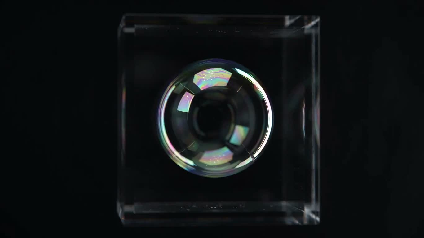 立方笼中的微型气泡 — AI video creation