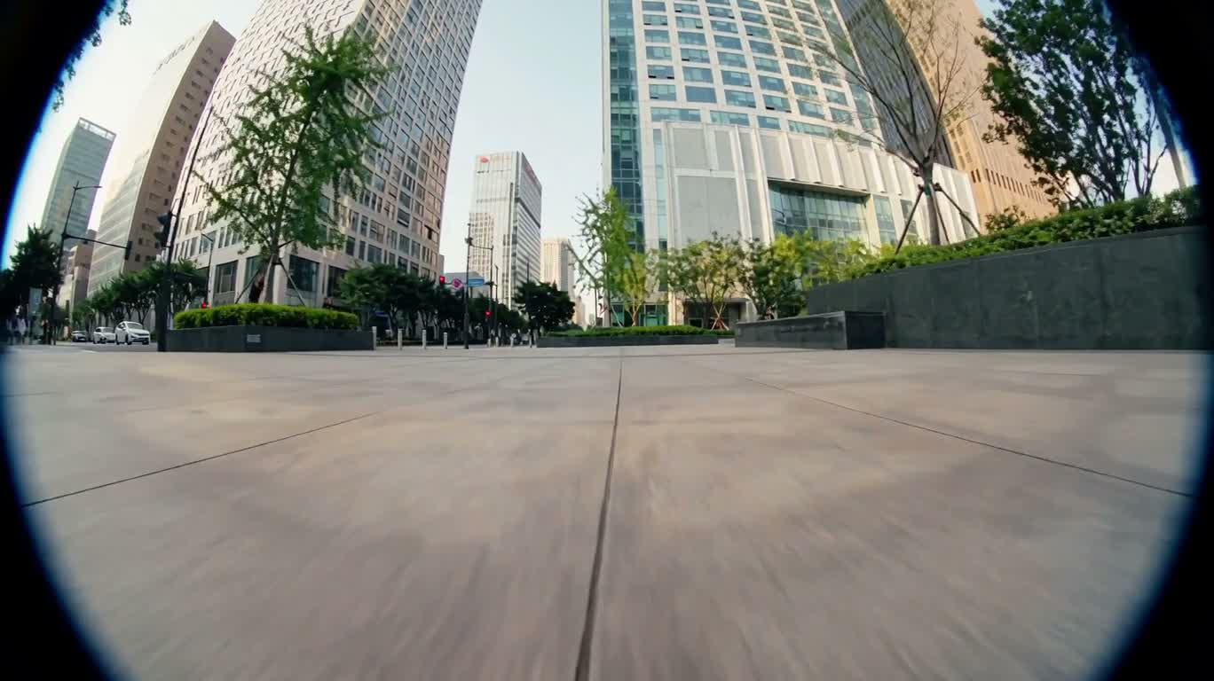 城市鱼眼滑板疾行 — AI video creation
