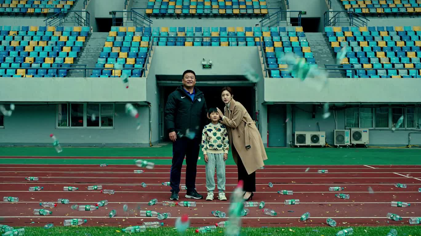 텅 빈 코트의 날아오는 병의 놀라움
