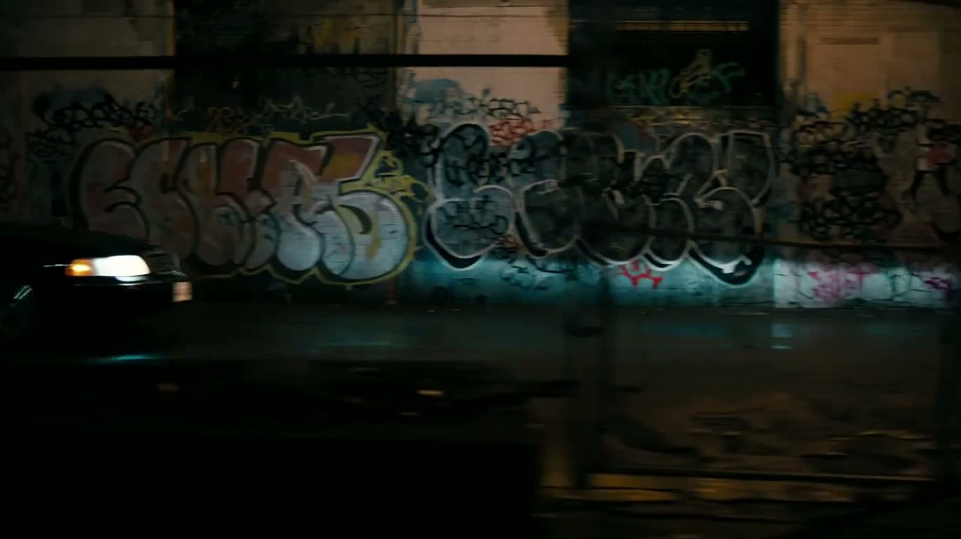 雨夜涂鸦巷道中的黑色轿车追逐 — AI video creation
