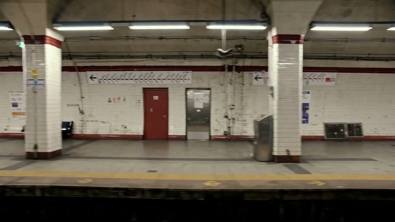 Le rythme quotidien du quai de métro — AI video creation